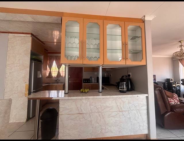 3 BEDROOM HOUSE TO LET IN MANDELA VIEW